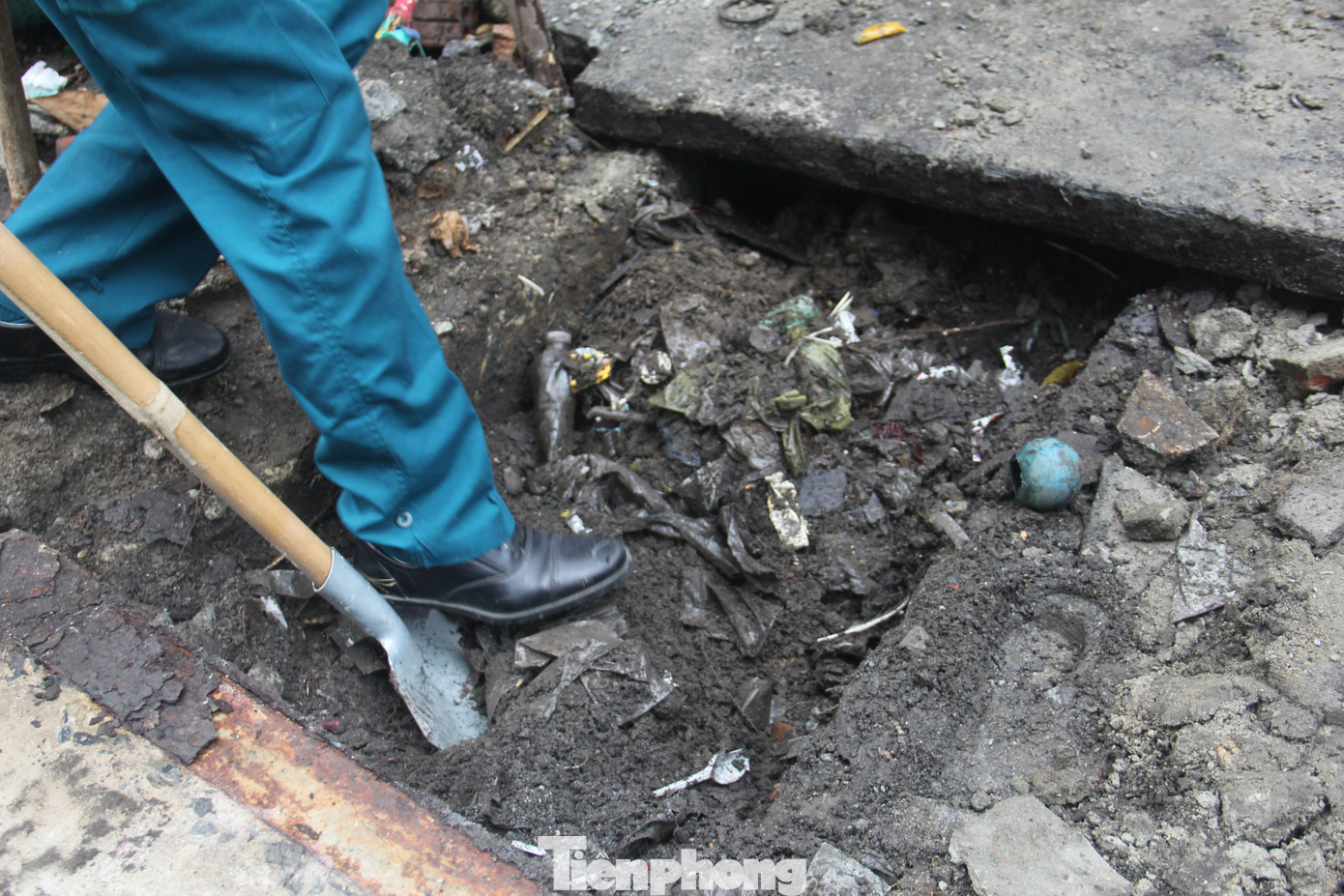 Bao nilon, rác thải chắn ngang miệng cống. Ông Phước Thành, công nhân Công ty Thoát nước và xử lý nước thải ngao ngán khi thấy bao nilon dồn cứng cùng bùn đất. "Thế này làm sao nước thoát nổi!", ông lắc đầu.