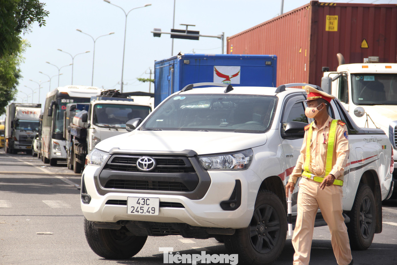 Sau sự cố tài xế dương tính “lọt” vào thành phố làm bùng phát dịch, Bí thư Thành ủy Đà Nẵng Nguyễn Văn Quảng yêu cầu lực lượng chức năng kiểm tra chặt chẽ hoạt động của các chốt theo đúng quy định; bổ sung lực lượng, phương tiện, điều kiện làm việc…tại các chốt. Ảnh: Thanh Trần. Sau sự cố tài xế dương tính “lọt” vào thành phố làm bùng phát dịch, Bí thư Thành ủy Đà Nẵng Nguyễn Văn Quảng yêu cầu lực lượng chức năng kiểm tra chặt chẽ hoạt động của các chốt theo đúng quy định; bổ sung lực lượng, phương tiện, điều kiện làm việc…tại các chốt. Ảnh: Thanh Trần.