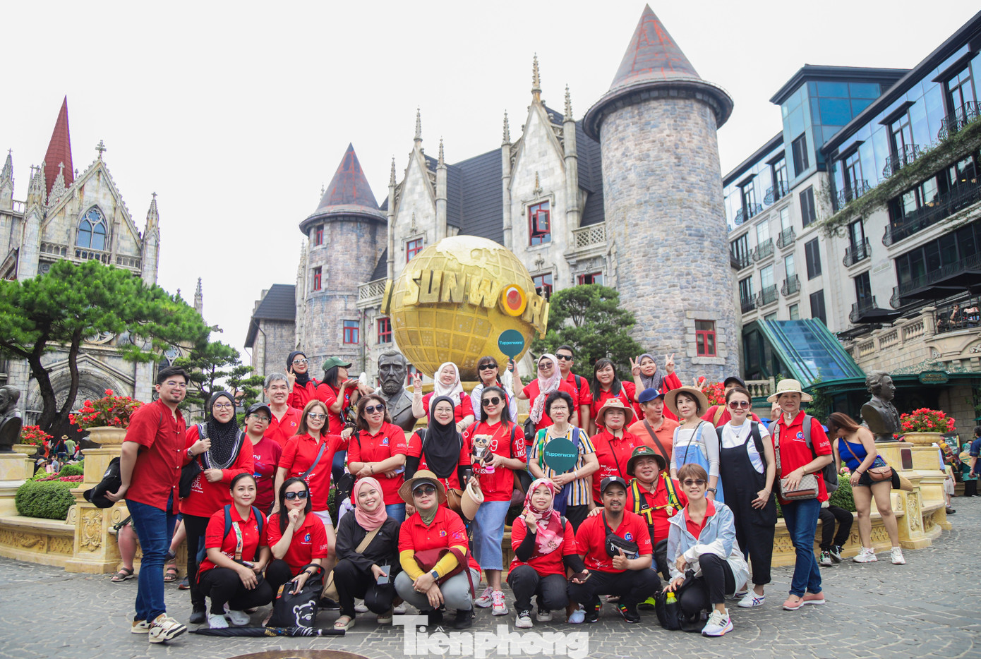 Bà Nà cũng là điểm tham quan thu hút thị trường khách Ấn Độ. Đại diện khu du lịch cho hay khách Ấn Độ chiếm khoảng 10%, sau Hàn Quốc và Đài Loan - Trung Quốc.