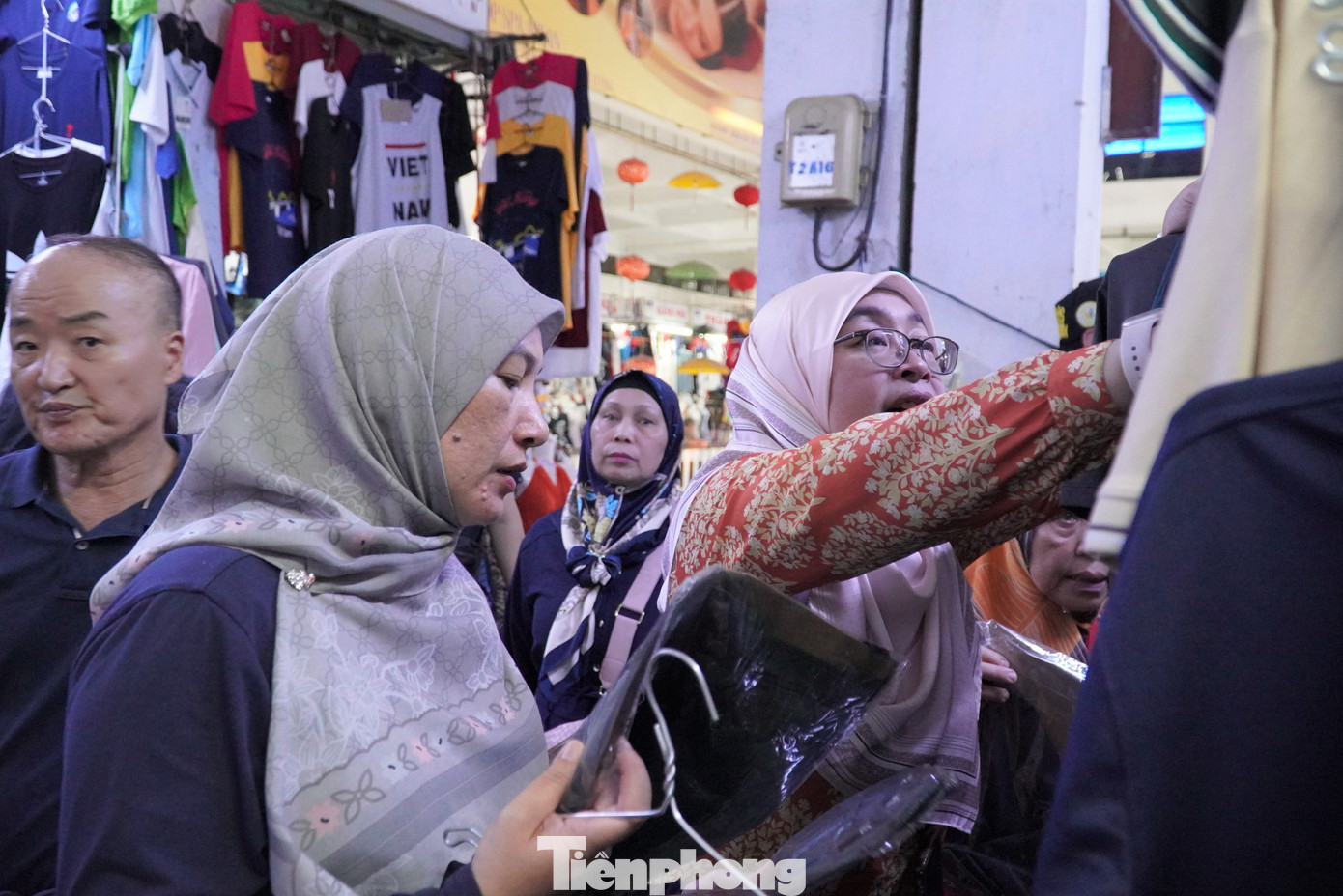 Một trong những điểm đến được du khách Ấn Độ ưa chuộng tại Đà Nẵng là chợ Hàn vì phong phú các mặt hàng thời trang, lưu niệm, thực phẩm. Ông Phan Hội (quầy quần áo) chia sẻ một tháng trở lại đây khách Ấn Độ đến nhiều hơn hẳn, họ rất thích mua các loại áo quần may sẵn.