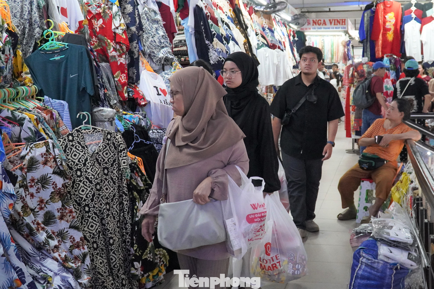 Một trong những điểm đến được du khách Ấn Độ ưa chuộng tại Đà Nẵng là chợ Hàn vì phong phú các mặt hàng thời trang, lưu niệm, thực phẩm. Ông Phan Hội (quầy quần áo) chia sẻ một tháng trở lại đây khách Ấn Độ đến nhiều hơn hẳn, họ rất thích mua các loại áo quần may sẵn.