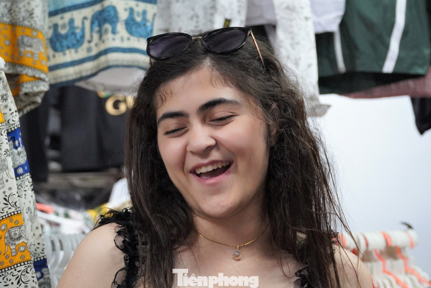 Một trong những điểm đến được du khách Ấn Độ ưa chuộng tại Đà Nẵng là chợ Hàn vì phong phú các mặt hàng thời trang, lưu niệm, thực phẩm. Ông Phan Hội (quầy quần áo) chia sẻ một tháng trở lại đây khách Ấn Độ đến nhiều hơn hẳn, họ rất thích mua các loại áo quần may sẵn.