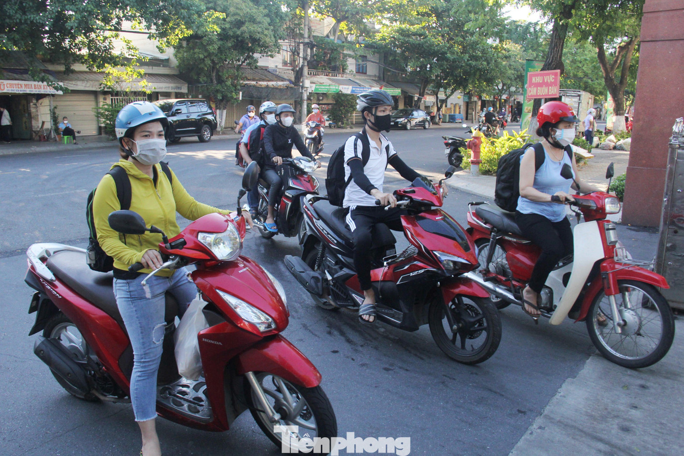 Tại Công ty dệt may Hòa Thọ, sáng nay hàng trăm công nhân lỉnh kỉnh vali, ba lô, đồ ăn…mang theo để thực hiện 3 tại chỗ. Tại Công ty dệt may Hòa Thọ, sáng nay hàng trăm công nhân lỉnh kỉnh vali, ba lô, đồ ăn…mang theo để thực hiện 3 tại chỗ.