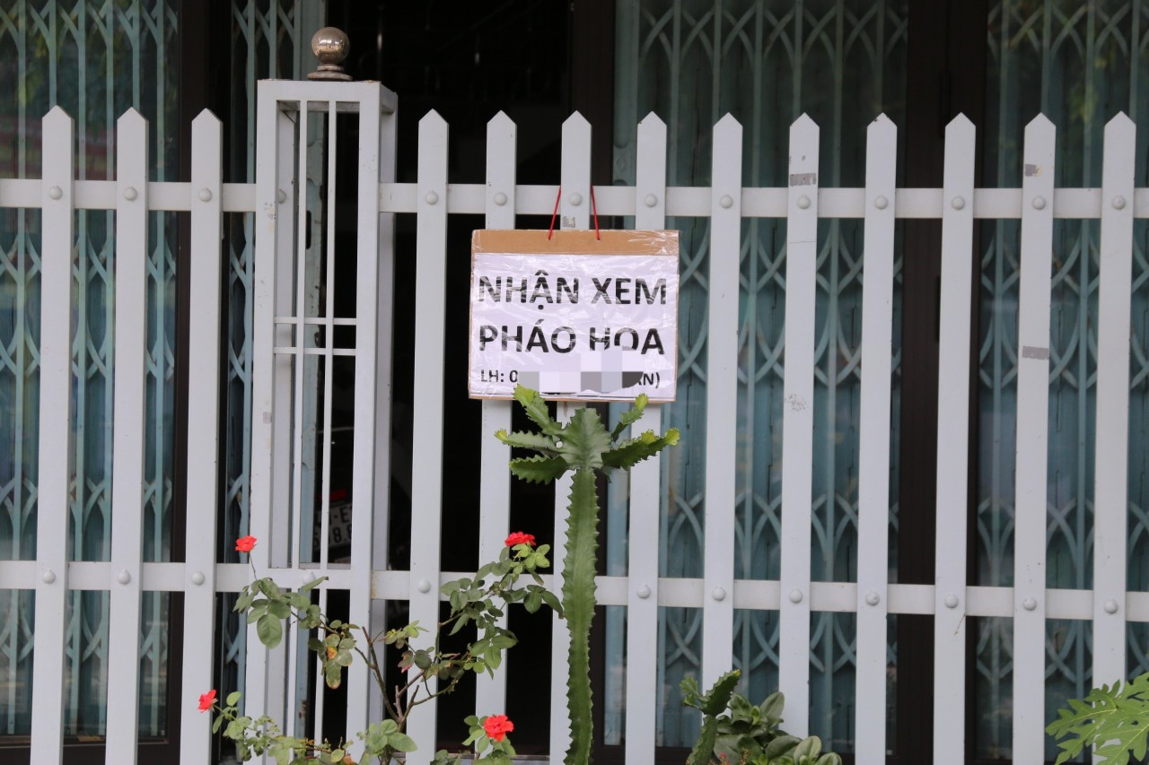 Bảng báo bán vé, đặt chỗ xem pháo hoa mọc lên khắp tuyến đường Trần Hưng Đạo. Bảng báo bán vé, đặt chỗ xem pháo hoa mọc lên khắp tuyến đường Trần Hưng Đạo.