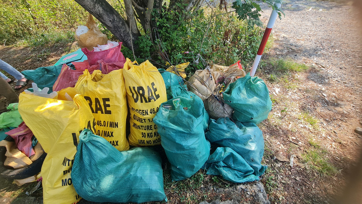 Một phần rác tái chế được các tình nguyện viên thu gom riêng để tạo một quỹ nhỏ cho hoạt động tái chế rác thải.