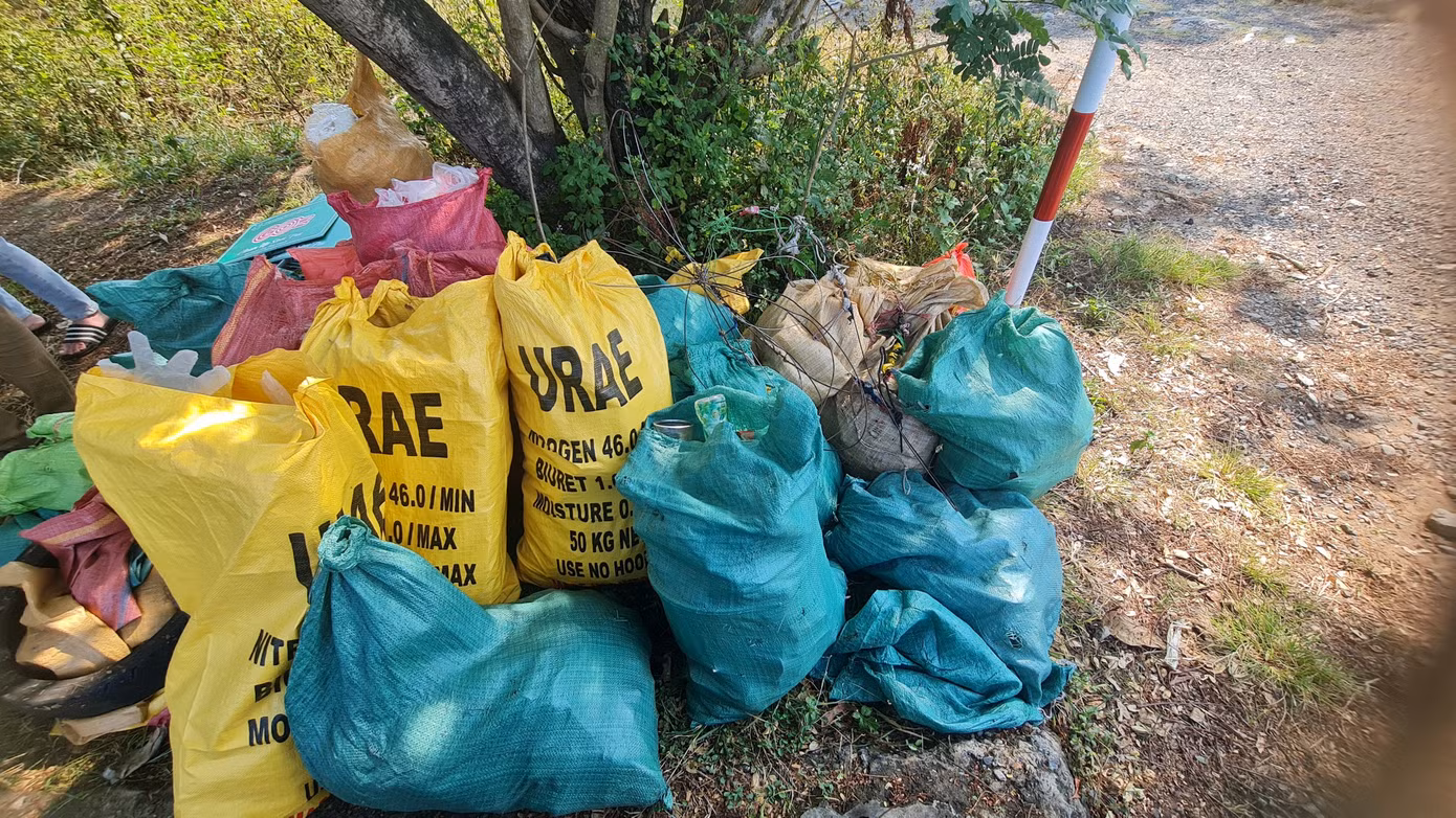 Một phần rác tái chế được các tình nguyện viên thu gom riêng để tạo một quỹ nhỏ cho hoạt động tái chế rác thải. Một phần rác tái chế được các tình nguyện viên thu gom riêng để tạo một quỹ nhỏ cho hoạt động tái chế rác thải.