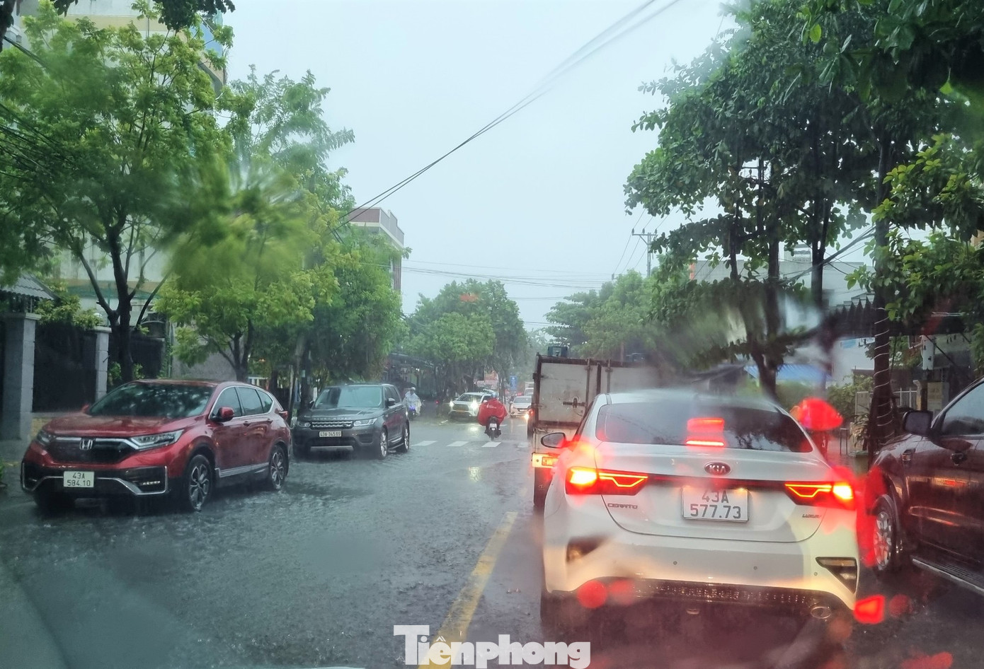 Tại đường Lương Định Của, ô tô xếp hàng chờ nhau vì nhiều đoạn nước ngập khá sâu không thể chạy nhanh. Trên tuyến đường này có nhiều trường học nên lượng người tham gia giao thông vào đầu giờ sáng rất cao. Chị Mỹ Hương (30 tuổi) có con học mẫu giáo tại đây cho hay: "Lúc sáng sớm dậy mưa rất to, tôi chở con đi bằng ô tô cho an toàn nhưng ra tuyến đường Thăng Long, Lương Định Của... phải đứng lại chờ rất lâu. Nhiều đoạn nước ngập gây ùn ứ. Gần 8h cháu mới vào lớp, muộn giờ ăn sáng".