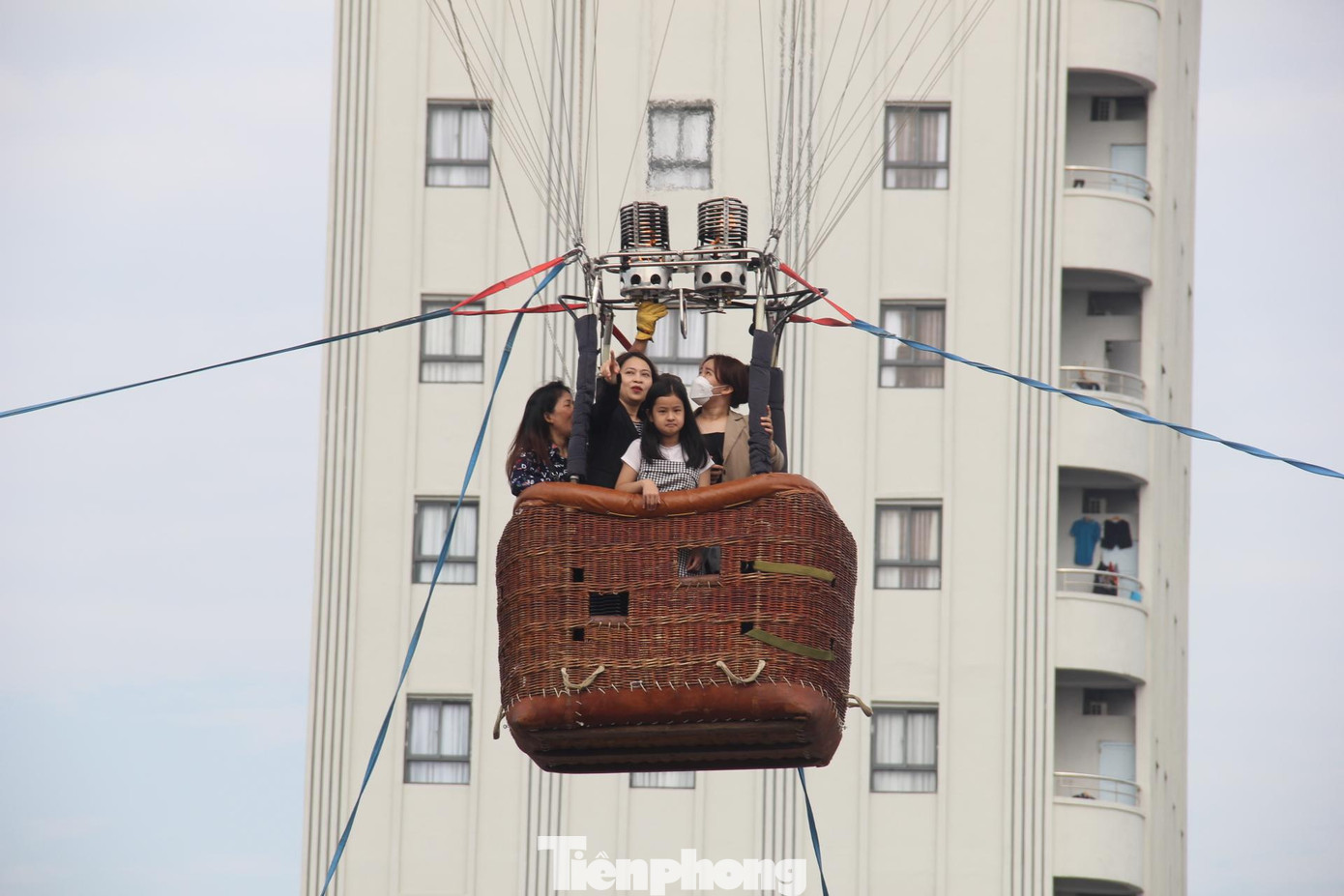 Người dân trải nghiệm bay khinh khí cầu bên bờ sông Hàn.