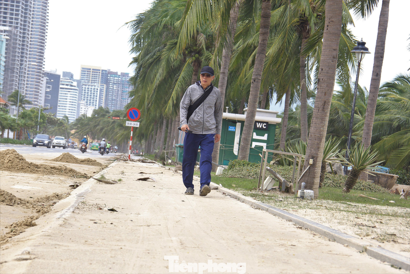 Vỉa hè phủ kín cát.