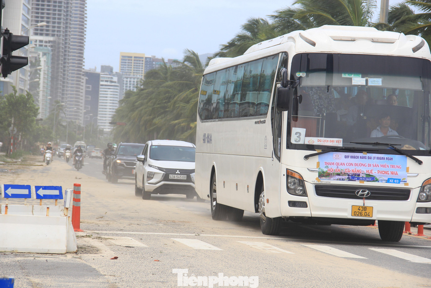 Đặc biệt khi có nhiều ô tô qua lại. Tại tuyến đường Võ Nguyên Giáp (quận Sơn Trà), bụi cát bay mù đường.
