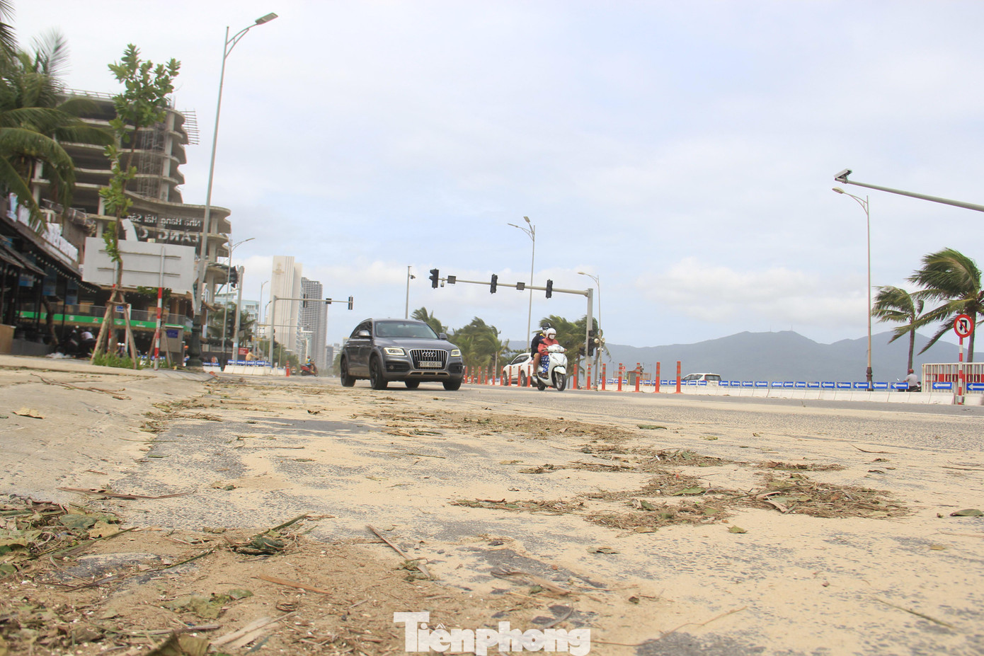 Những nơi cát khô, khi có gió hoặc xe cộ qua lại cuốn thành bụi.