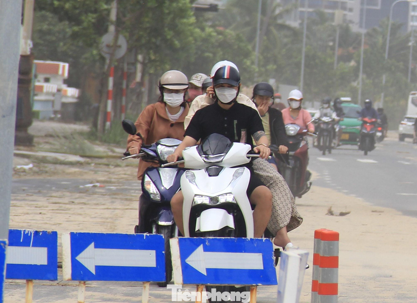 Bụi bao trùm cả đoạn đường.