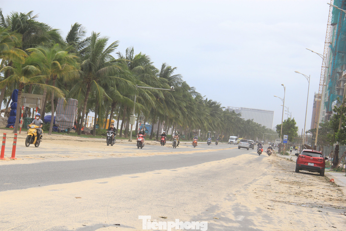 Cát phủ dọc tuyến đường biển.