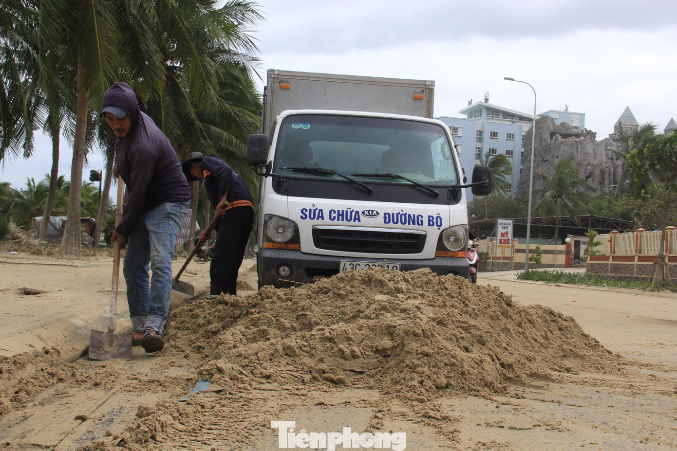 Nhiều đoạn cát dày, công nhân phải dùng xẻng để xúc cát.