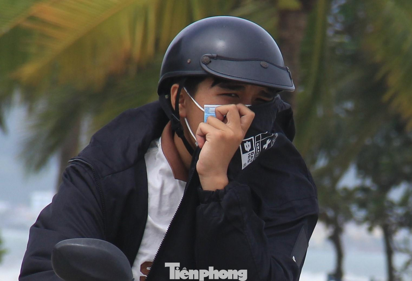 Dù đeo khẩu trang nhưng nhiều người còn lấy áo che thêm vì bụi quá nhiều.