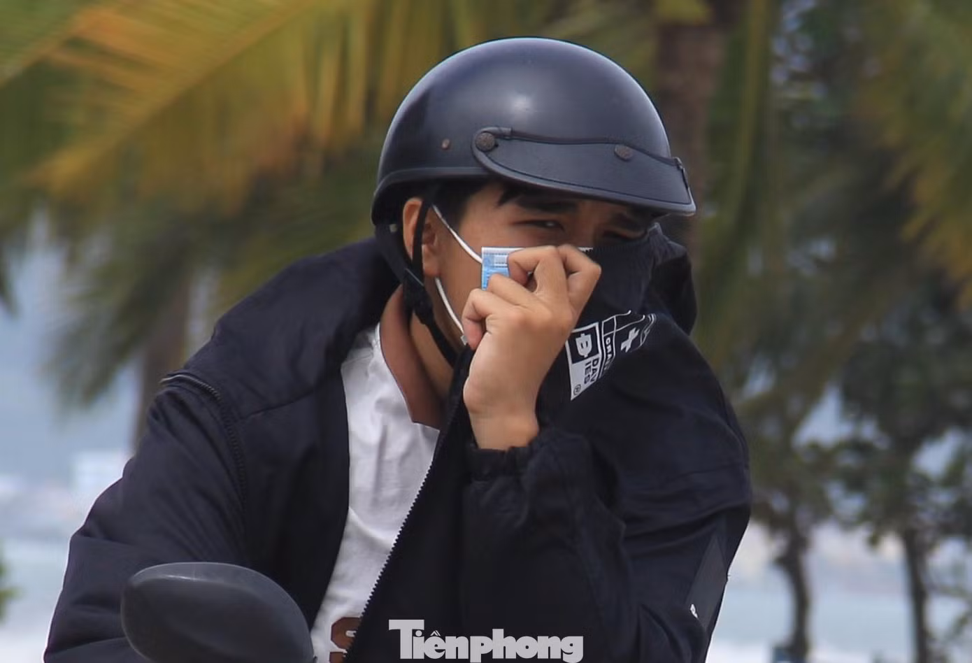 Dù đeo khẩu trang nhưng nhiều người còn lấy áo che thêm vì bụi quá nhiều.