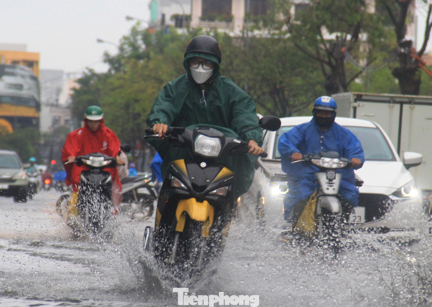Những người đi xe máy tăng ga, chạy nhanh ra khỏi các tuyến đường bị nước tấn công.