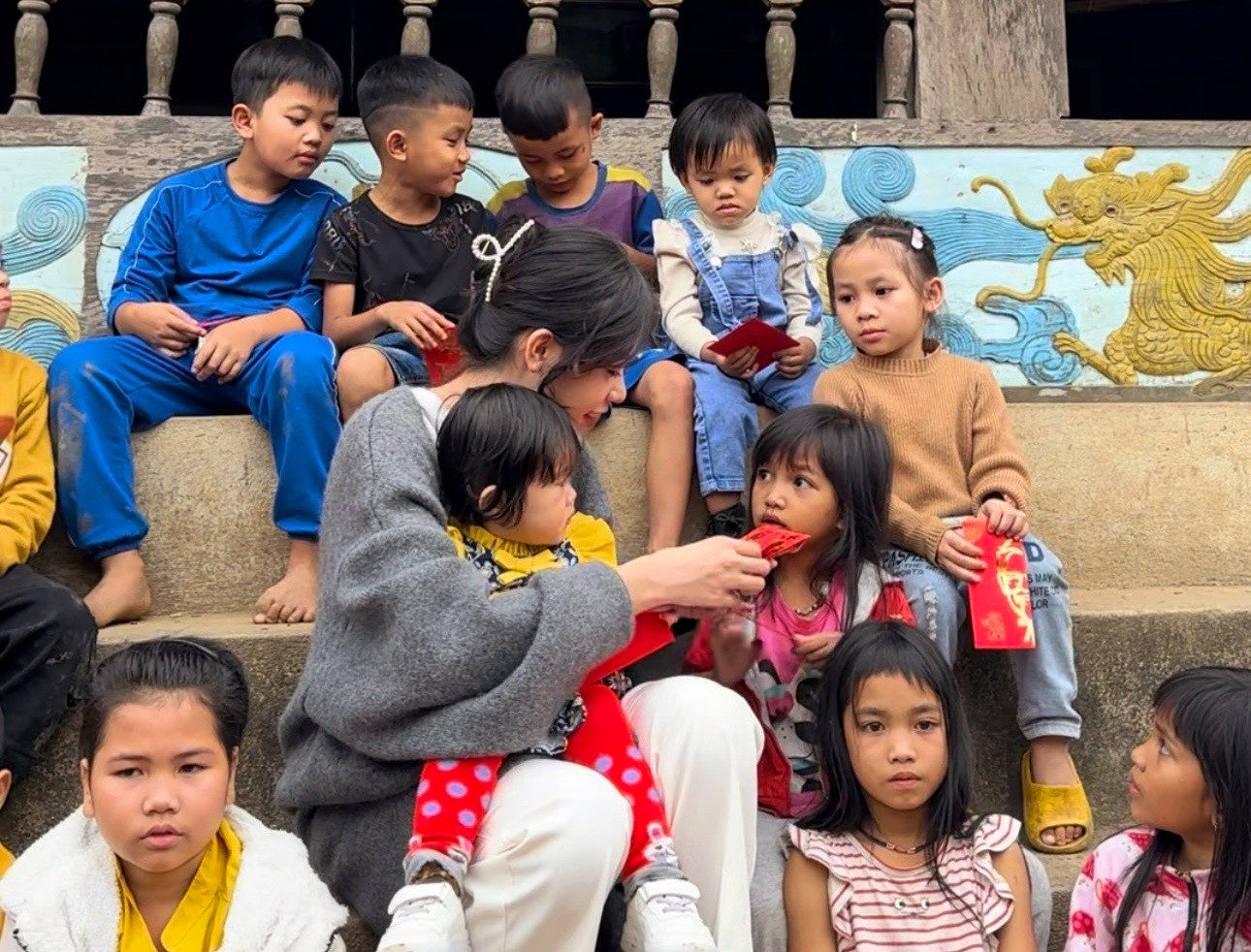 Cô không quên mừng tuổi cho các bé. Thanh Thủy trải lòng sau khi đăng quang, cô đã tham gia nhiều hoạt động xã hội ở các tỉnh thành, càng đi càng thấy nhiều hoàn cảnh cần giúp đỡ. Cô nói sẽ nỗ lực hết mình, kết nối với các đơn vị để hỗ trợ, sẻ chia với những trường hợp khó khăn.