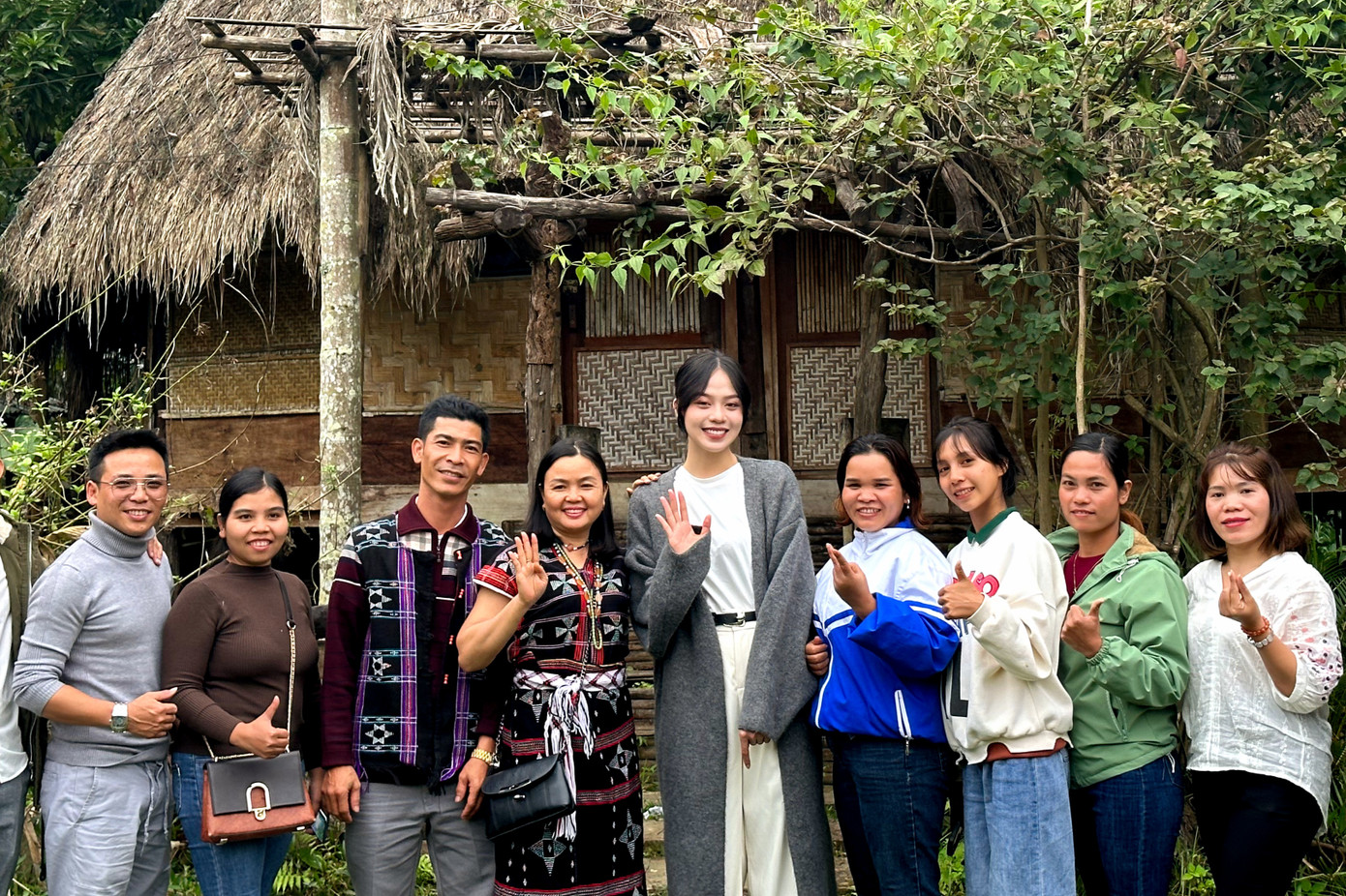 Thanh Thủy cho hay mọi người ở đây hiền lành, dễ mến. Những năm trước cô cũng đã tới đây cùng gia đình, năm nay trở lại với cương vị hoa hậu, mọi người chào đón cô nhiệt tình, nhiều cảm xúc hơn.