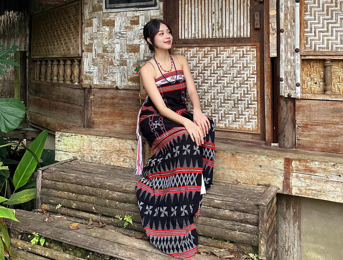 Cô được bà con cho mượn trang phục thổ cẩm, dây chuyền, gùi... Hoa hậu hóa thành sơn nữ mộc mạc, dễ thương.