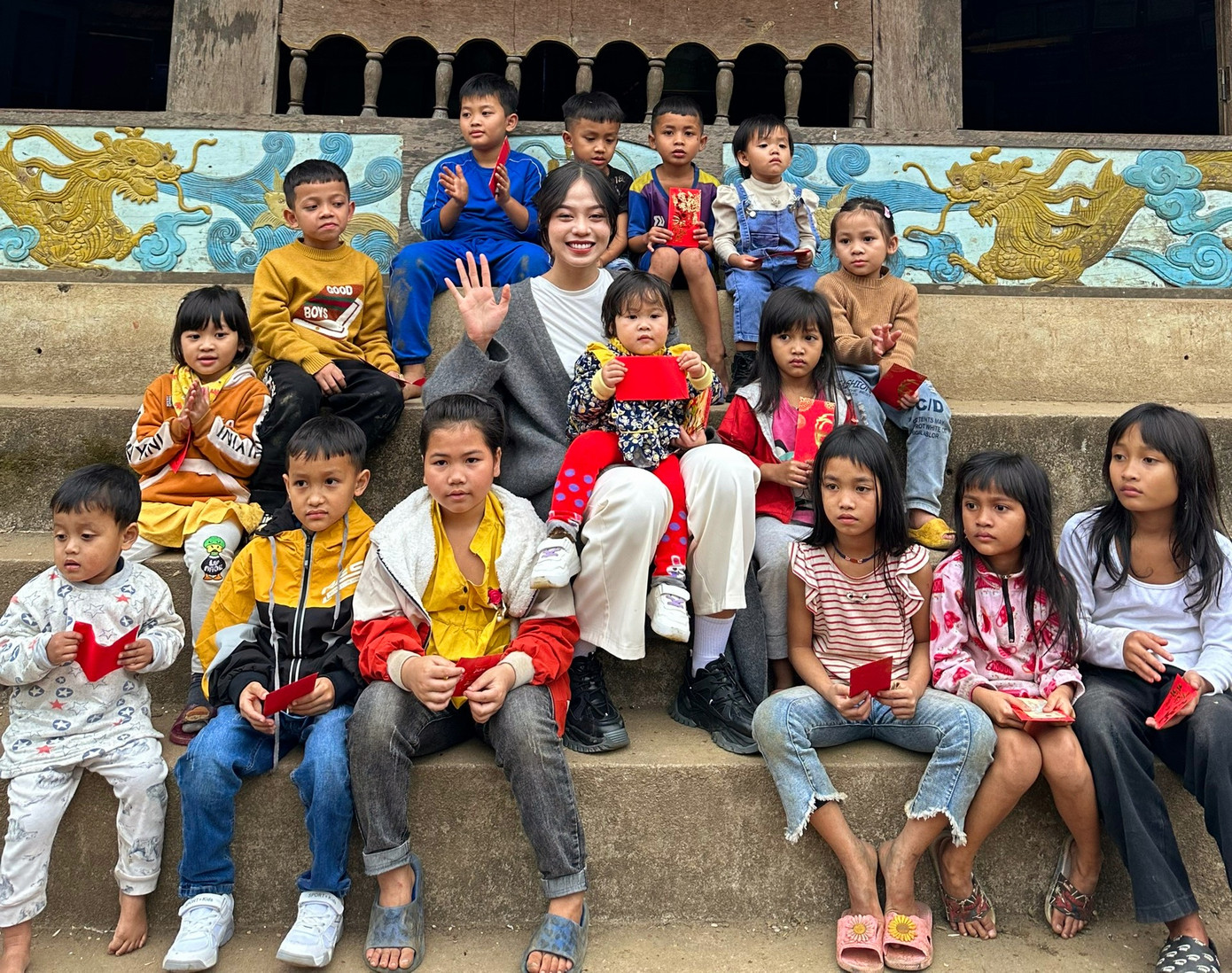 Hoa hậu vui chơi cùng các em nhỏ dân tộc Cơ Tu.