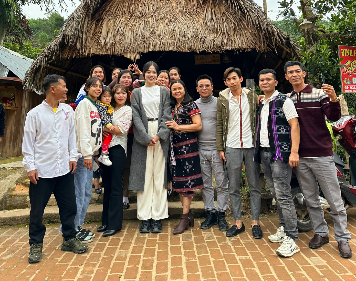 Hoa hậu tới cùng gia đình, gặp gỡ những người thân và đồng bào dân tộc Cơ Tu sống ở đây.