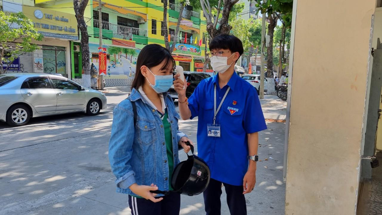 Các trường học tại Đà Nẵng đều thực hiện kiểm tra thân nhiệt trước khi vào trường. Ảnh: T.T Các trường học tại Đà Nẵng đều thực hiện kiểm tra thân nhiệt trước khi vào trường. Ảnh: T.T