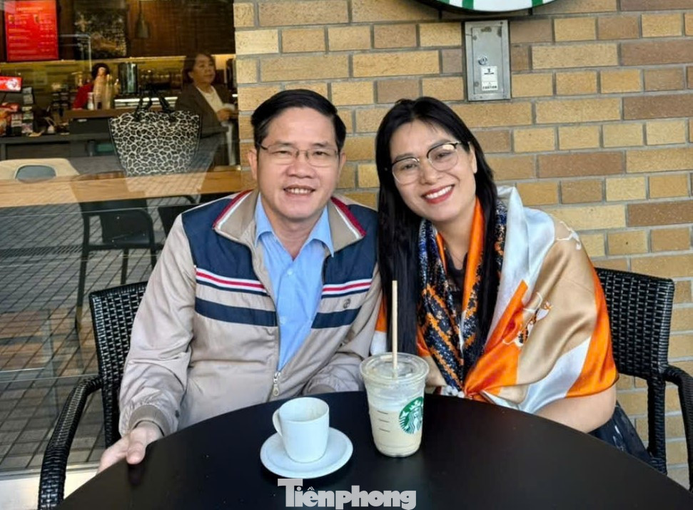 Bố mẹ tân Hoa hậu Quốc tế 2024 Huỳnh Thị Thanh Thủy tại Nhật Bản, đợi gặp con sau khi đăng quang.