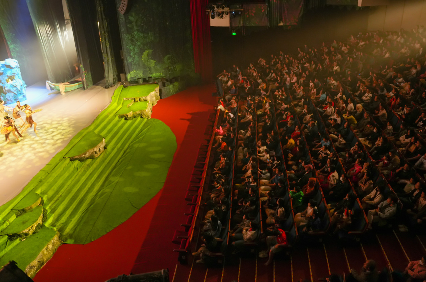 "Tôi không rời mắt khỏi sân khấu một giây phút nào. Sơn Trà hiện lên vừa huyền ảo, vừa hiện đại, đẹp đẽ. Các diễn viên bằng ngôn ngữ hình thể diễn lôi cuốn, đẹp mắt. Đây là lần đầu tôi được tiếp cận với sân khấu vũ nhạc kịch đương đại", chị Anh Thư (quận Thanh Khê) cho hay.