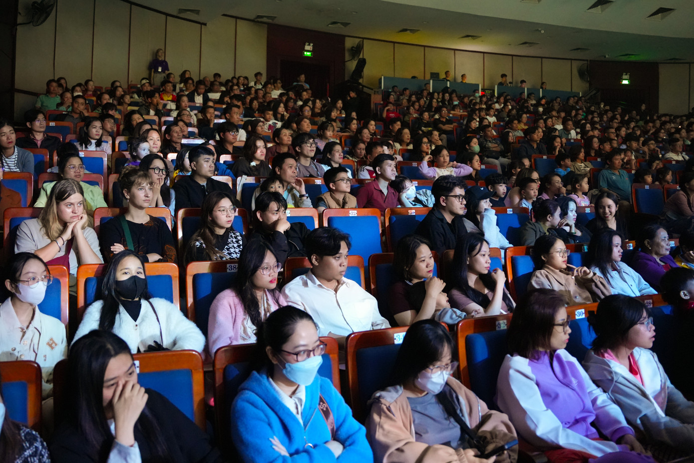 Khán giả ngồi kín nhà hát Trưng Vương xem vũ nhạc kịch Tiên Sa. NSƯT Quang Hào (kịch bản và tổng đạo diễn) chia sẻ rằng Tiên Sa là chương trình biểu diễn nghệ thuật đương đại với thời lượng khoảng 60 phút, sử dụng nhiều chất liệu nghệ thuật: múa, âm nhạc, xiếc, kịch và tương tác cùng khán giả.