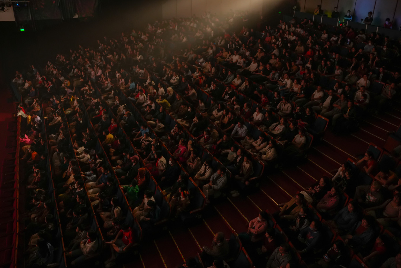 Khán giả ngồi kín nhà hát Trưng Vương xem vũ nhạc kịch Tiên Sa. NSƯT Quang Hào (kịch bản và tổng đạo diễn) chia sẻ rằng Tiên Sa là chương trình biểu diễn nghệ thuật đương đại với thời lượng khoảng 60 phút, sử dụng nhiều chất liệu nghệ thuật: múa, âm nhạc, xiếc, kịch và tương tác cùng khán giả.