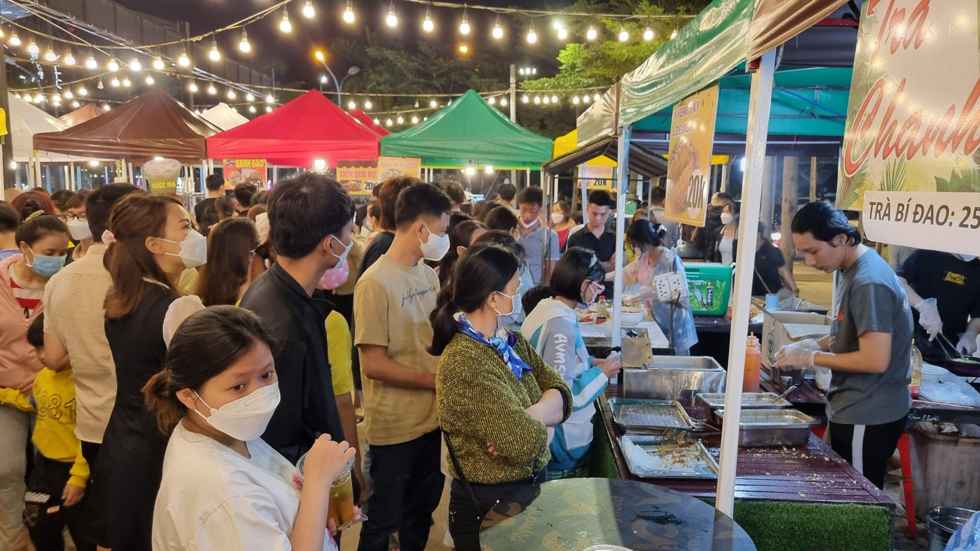 Chợ đêm Helio hút khách, đặc biệt là các bạn trẻ (Ảnh: Thanh Trần).