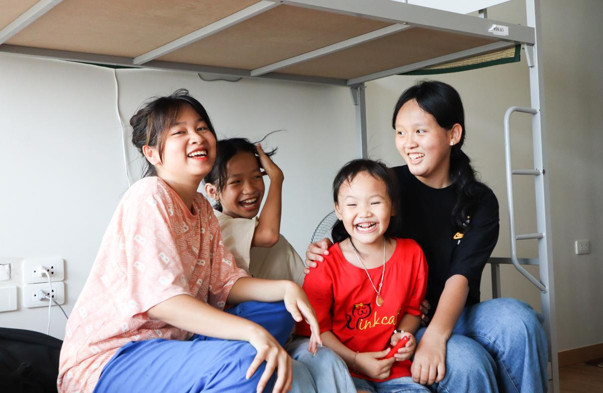 Ở trường Hy vọng, các em được bố trí 4 em ở một phòng. Từ chỗ xa lạ, các em đã gắn bó, sẻ chia với nhau vì cùng nỗi đau mất mát. Nhưng không bi luỵ, các em cùng động viên nhau vượt qua nghịch cảnh.