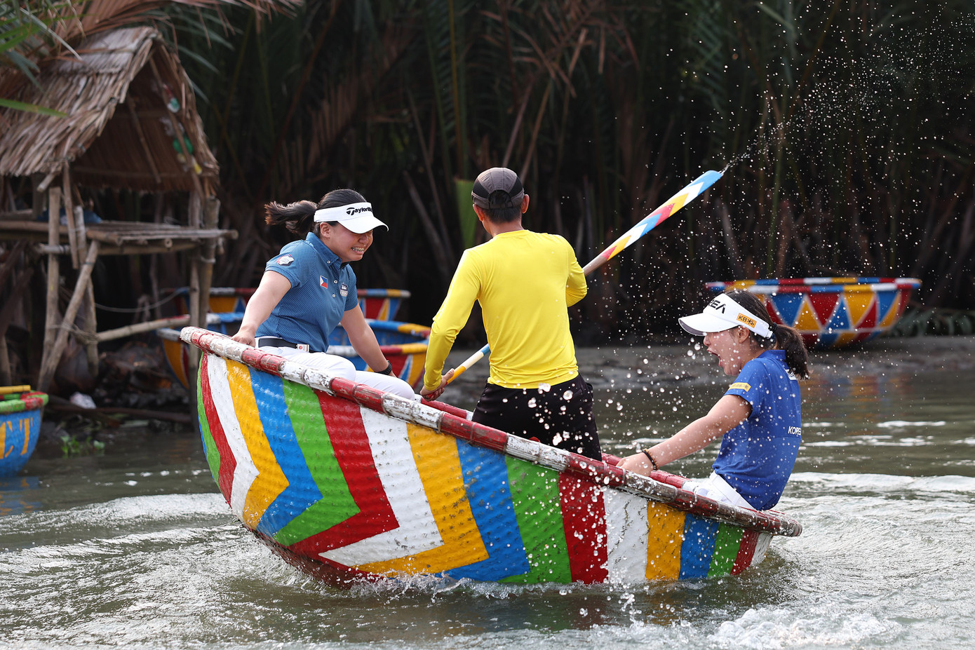 Không chỉ có cảnh quan đặc biệt như một miền Tây thu nhỏ, du khách còn cực kỳ thích thú khi được chơi trò ngoáy thúng. Chiếc thúng được xoay tròn chầm chậm rồi nhanh dần lên cho đến khi du khách cảm giác như đang chơi những trò siêu tốc, hò reo phấn khích.