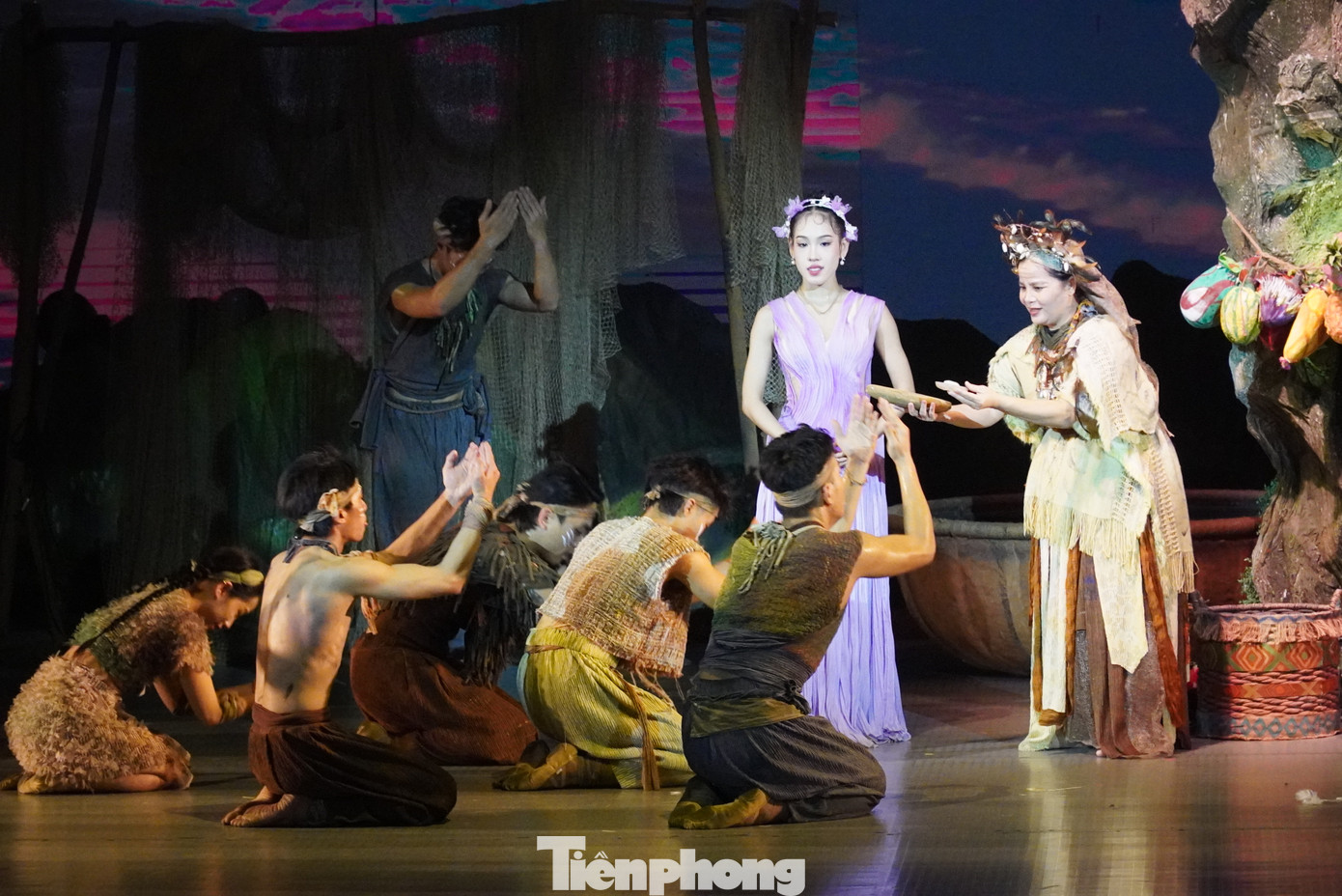 Theo NSƯT Quang Hào, tác phẩm nghệ thuật được dàn dựng và sản xuất bởi những tên tuổi hàng đầu như biên đạo Nguyễn Tấn Lộc, nhạc sĩ Đức Trí, nhà thiết kế Công Trí, nghệ sĩ Khánh Hoàng, nhà sản xuất cảnh trí sân khấu và đạo cụ lớn Văn Tòng... cùng sự tham gia của hơn 40 nghệ sĩ múa và nghệ sĩ xiếc. Tiên Sa vừa kỳ ảo, vừa hiện đại khi được truyền tải bằng những ngôn ngữ nghệ thuật đương đại đặc sắc, có tính thẩm mỹ cao.