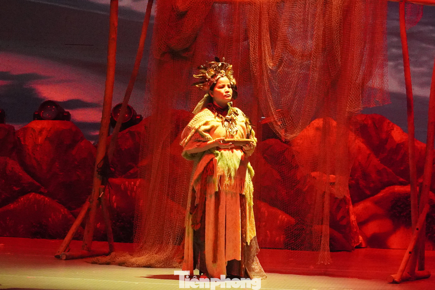 Theo NSƯT Quang Hào, tác phẩm nghệ thuật được dàn dựng và sản xuất bởi những tên tuổi hàng đầu như biên đạo Nguyễn Tấn Lộc, nhạc sĩ Đức Trí, nhà thiết kế Công Trí, nghệ sĩ Khánh Hoàng, nhà sản xuất cảnh trí sân khấu và đạo cụ lớn Văn Tòng... cùng sự tham gia của hơn 40 nghệ sĩ múa và nghệ sĩ xiếc. Tiên Sa vừa kỳ ảo, vừa hiện đại khi được truyền tải bằng những ngôn ngữ nghệ thuật đương đại đặc sắc, có tính thẩm mỹ cao.