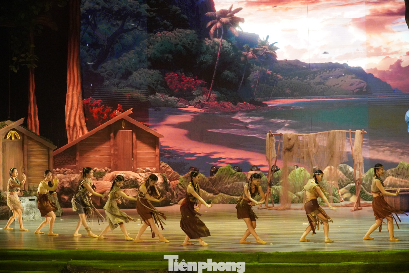 Theo NSƯT Quang Hào, tác phẩm nghệ thuật được dàn dựng và sản xuất bởi những tên tuổi hàng đầu như biên đạo Nguyễn Tấn Lộc, nhạc sĩ Đức Trí, nhà thiết kế Công Trí, nghệ sĩ Khánh Hoàng, nhà sản xuất cảnh trí sân khấu và đạo cụ lớn Văn Tòng... cùng sự tham gia của hơn 40 nghệ sĩ múa và nghệ sĩ xiếc. Tiên Sa vừa kỳ ảo, vừa hiện đại khi được truyền tải bằng những ngôn ngữ nghệ thuật đương đại đặc sắc, có tính thẩm mỹ cao.