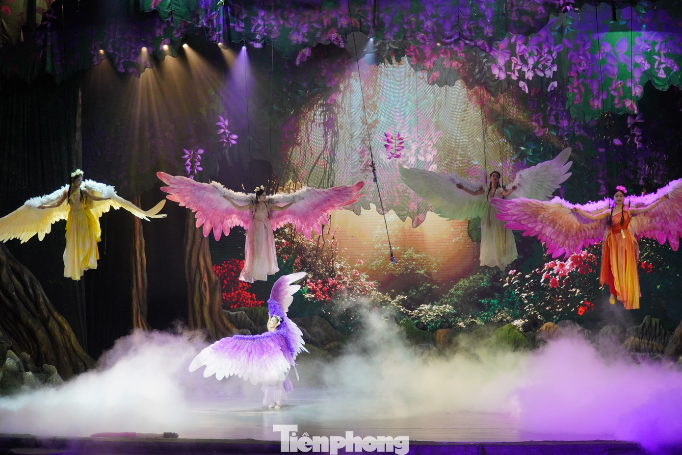 Vở kịch dựa trên truyền thuyết Tiên Sa, kể về những nàng tiên xuống trần thế dạo chơi và mê đắm trước vẻ đẹp của rừng, biển, thiên nhiên. Một nàng bị rách đôi cánh không thể về trời. Nàng được chàng trai dẫn về làng sinh sống. Trong ảnh là khung cảnh núi Sơn Trà với hoa thàn mát nở tím rực. Ảnh: Thanh Hiền.