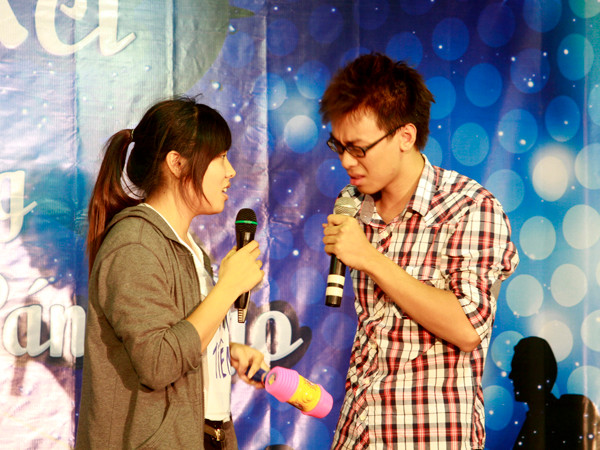 Trong màn thi chào hỏi, các đội đã mang đến những tiết mục kịch với những nét hài hước