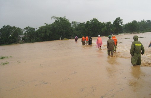 Lực lượng quân sự, công an tiếp cận hiện trường