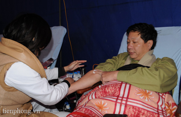 Chú Nguyễn Thanh Sơn (cán bộ Cục Kinh tế, Bộ Công An) tham gia hiến máu. Ảnh: Tuấn Nguyễn.