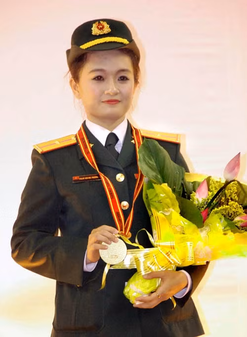 Thiếu úy Phạm Hoàng Phương Linh vô địch nội dung quyền cá nhân nữ
