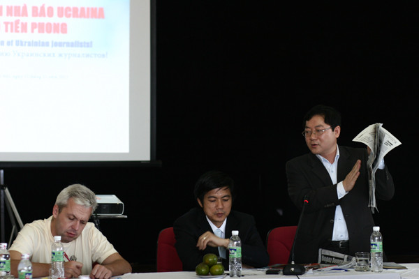 Phó Tổng Biên tập Lê Xuán Sơn giới thiệu hoạt động và các ấn phẩm của báo Tiền Phong