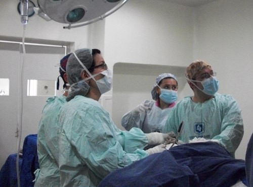 Phẫu thuật thu hẹp âm đạo phải được thực hiện bởi các bác sĩ chuyên khoa và được tiến hành ở các bệnh viện được cấp phép và có uy tín