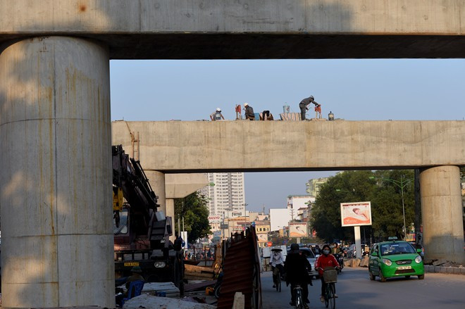 Khu vực Ngã Tư Sở đoạn trước cửa Royal City, vài công nhân đang khoan cắt, nơi đây sẽ là một trong 12 nhà ga 