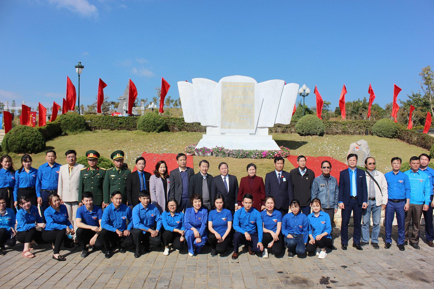 Khánh thành công trình thanh niên Bức Phù điêu “Thư Bác Hồ gửi đồng bào và cán bộ Lai Châu”. Ảnh: TĐLC