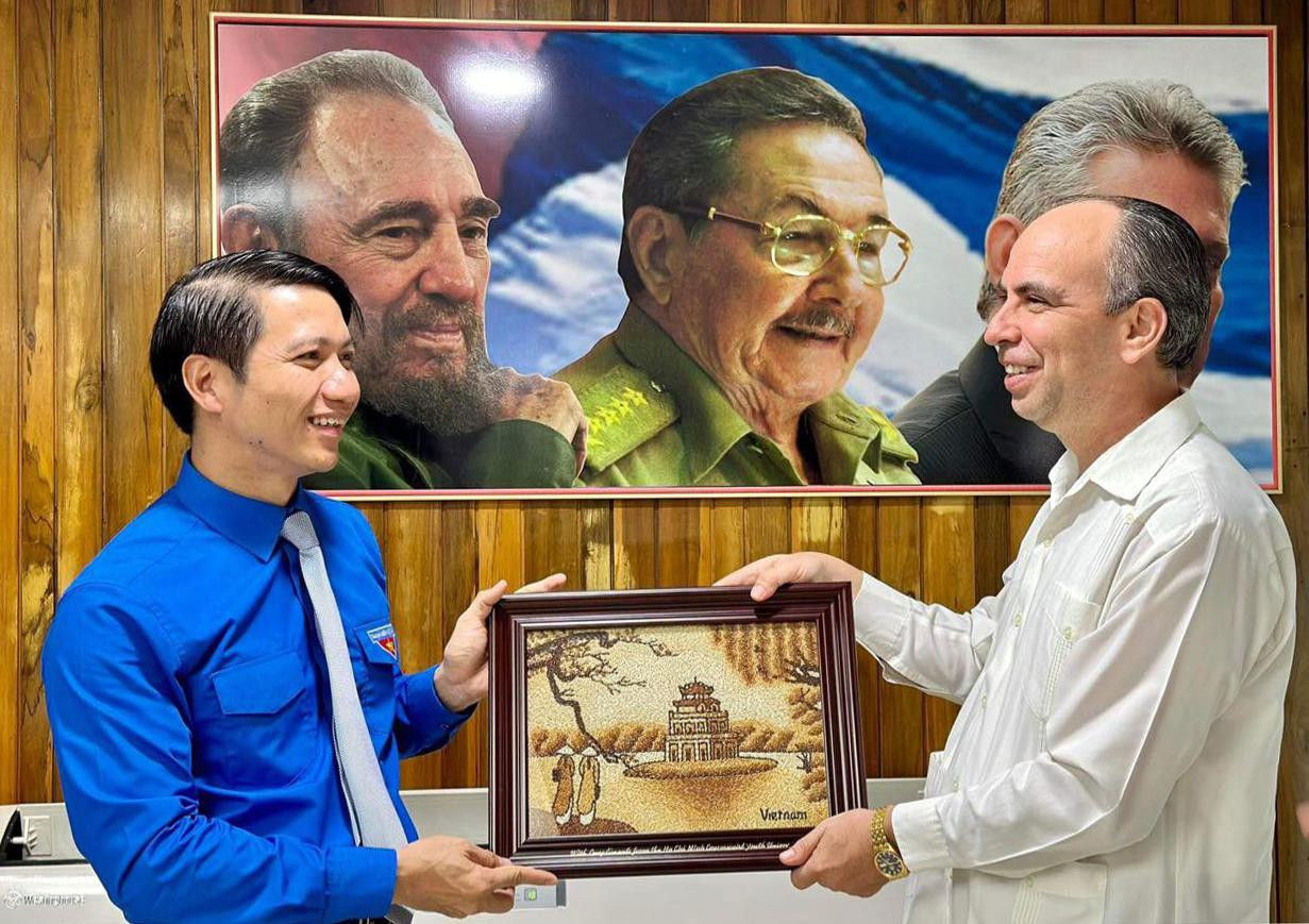 Anh Nguyễn Ngọc Lương tặng quà ông Rogelio Polanco Fuentes. Ảnh: Đỗ Văn Anh Nguyễn Ngọc Lương tặng quà ông Rogelio Polanco Fuentes. Ảnh: Đỗ Văn