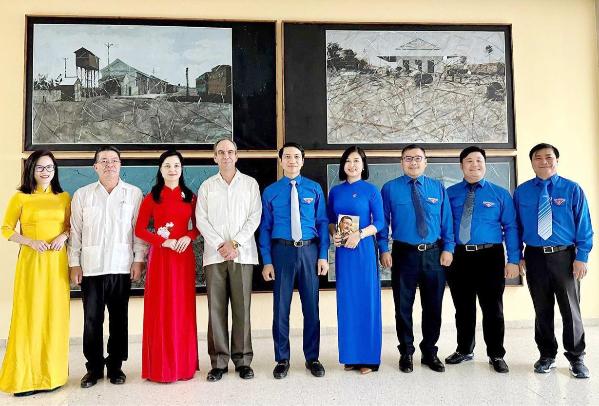 Đoàn đại biểu cấp cao thanh niên Việt Nam chụp ảnh lưu niệm với Trưởng ban Tư tưởng T.Ư Đảng Cộng sản Cuba. Ảnh: Đỗ Văn Đoàn đại biểu cấp cao thanh niên Việt Nam chụp ảnh lưu niệm với Trưởng ban Tư tưởng T.Ư Đảng Cộng sản Cuba. Ảnh: Đỗ Văn