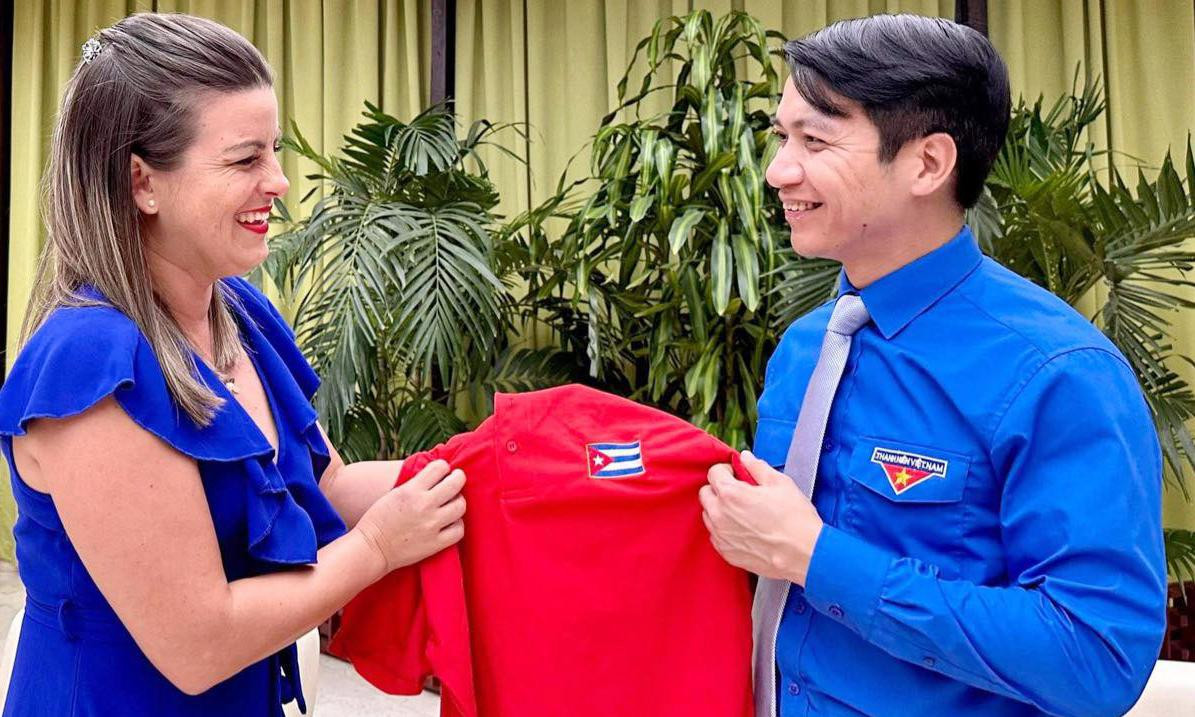 Nhiều món quà ý nghĩa đã được lãnh đạo Trung ương Đoàn hai nước trao tặng. Ảnh: Thanh Hân