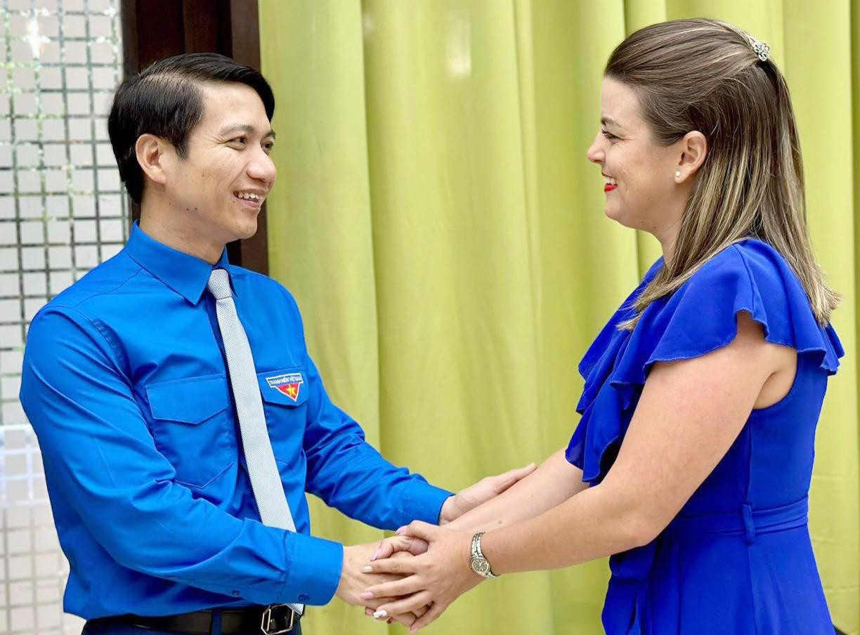 Chị Aylin Álvarez Garcia bày tỏ sự nồng nhiệt tiếp đón anh Nguyễn Ngọc Lương tại buổi hội đàm. Ảnh: Thanh Hân